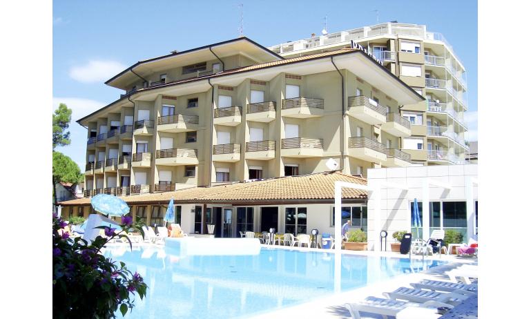hotel BRISTOL: external view with pool