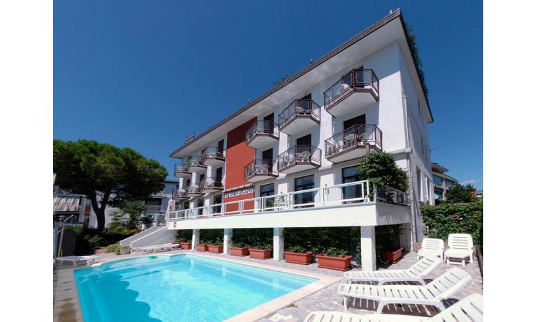 hotel VILLA D'ESTE: external view with pool
