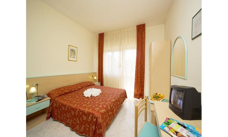 hotel DI GIOVANNI: bedroom (example)