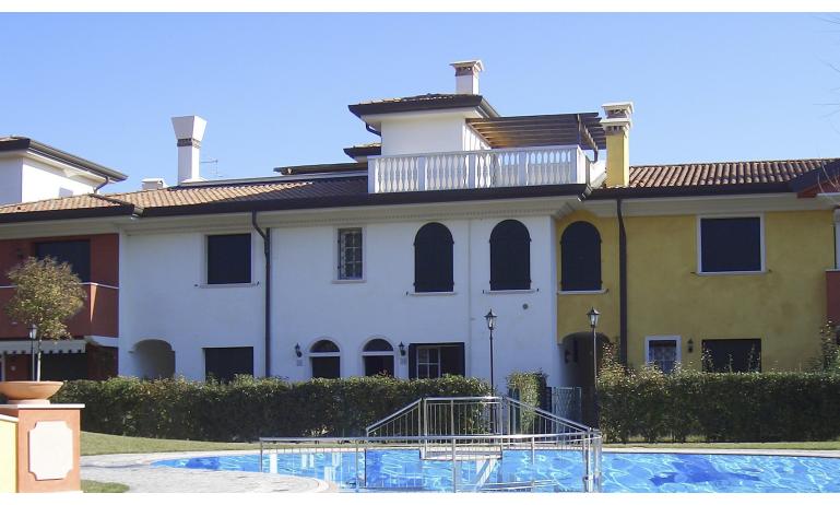 residence ACERI ROSSI: external view with pool