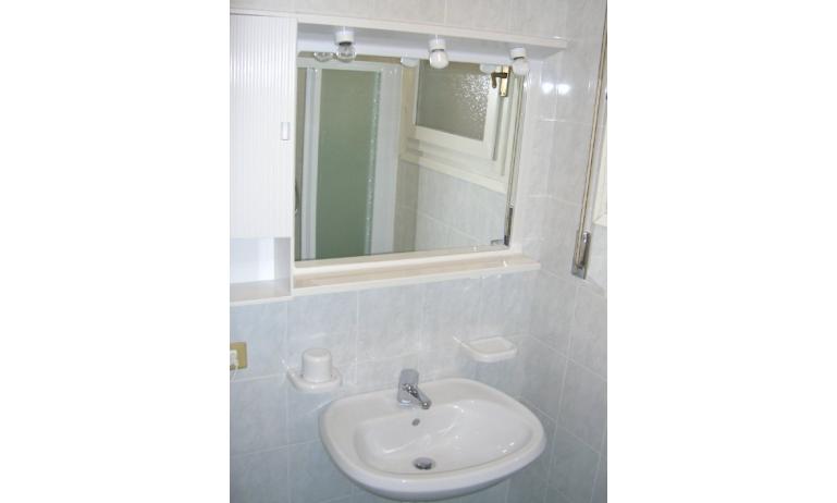 apartments SCHIERA: bathroom (example)