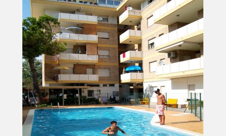 résidence BENELUX: exterior avec piscine