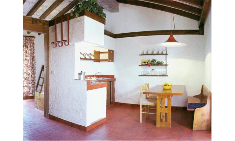 résidence LOS NIDOS: Le Rondini coin cuisine (exemple)