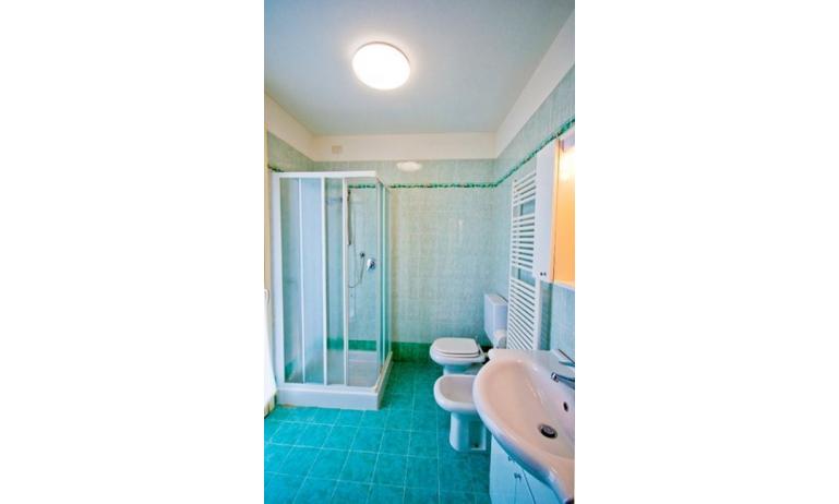 résidence SOLEMAR: salle de bain (exemple)