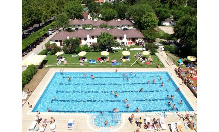 aparthotel ALBATROS: swimming-pool