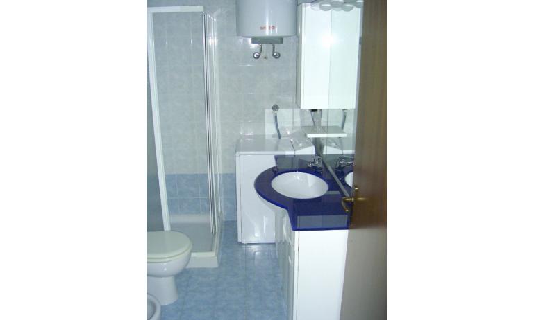 residence CRISTINA: bathroom (example)