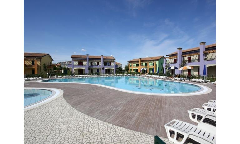 residence LE GINESTRE: esterno con piscina