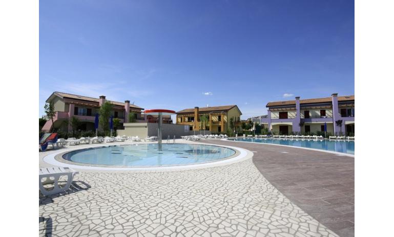 residence LE GINESTRE: esterno con piscina