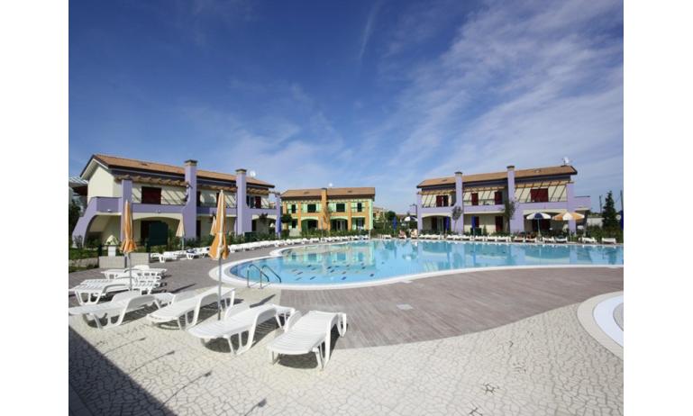 residence LE GINESTRE: esterno con piscina