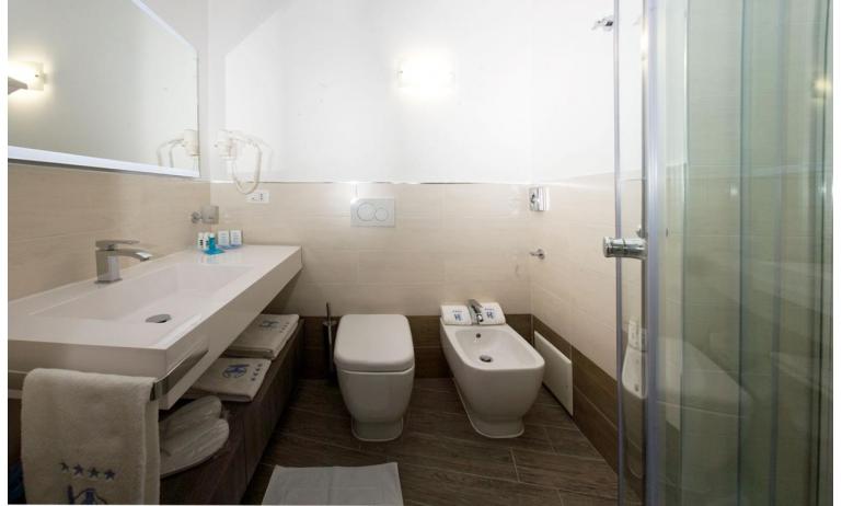 hotel CORALLO: bagno con box doccia (esempio)