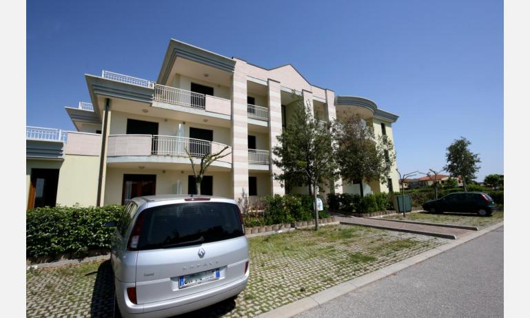 Residence GIARDINI DI ALTEA: Parkplatz (Beispiel)
