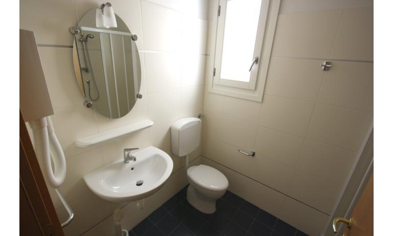 residence CELESTE: bathroom (example)
