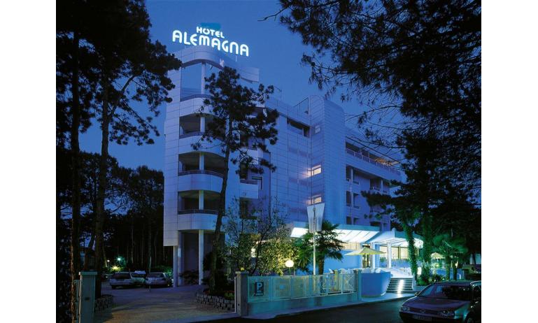 hotel ALEMAGNA: external by night