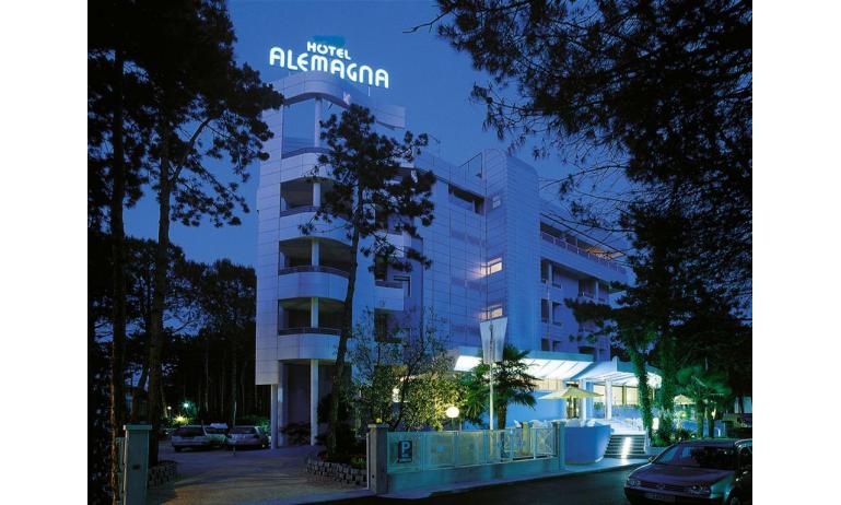 hotel ALEMAGNA: esterno notturno