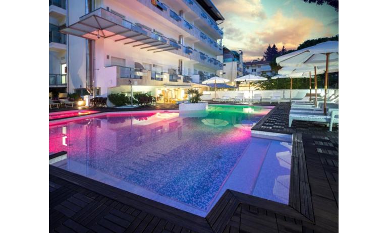 hotel REX: swimming-pool