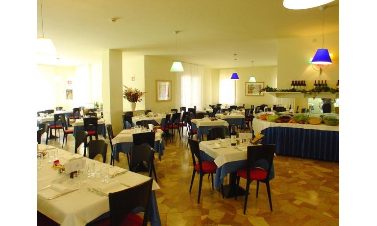 hôtel MEDITERRANEO: restaurant