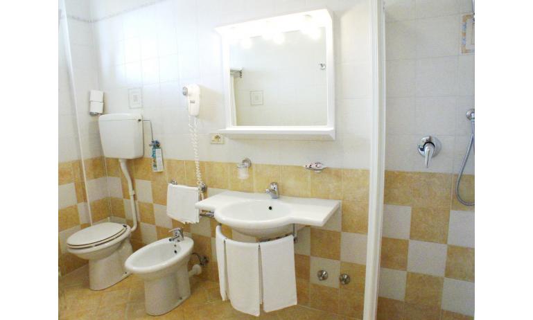 hôtel BELLEVUE: salle de bain (exemple)