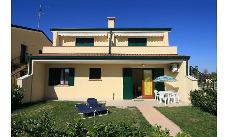 residence VILLAGGIO DEI FIORI: exterior of small villa (example)