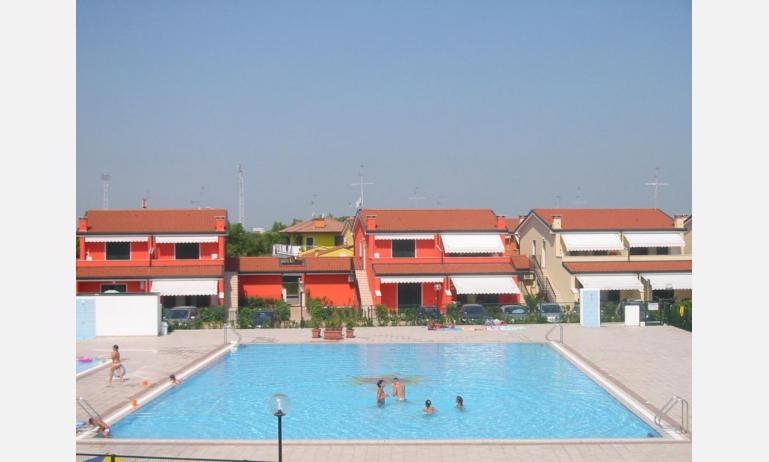 residence VILLAGGIO DEI FIORI: esterno con piscina
