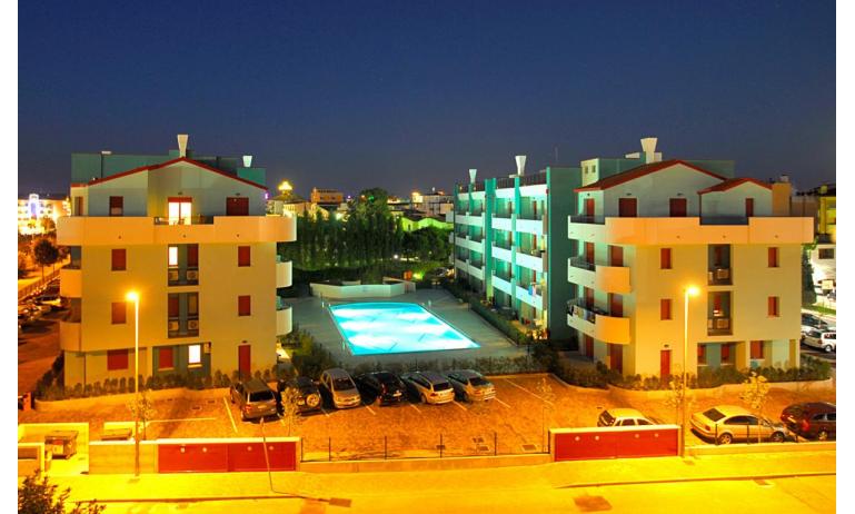 residence ROBERTA: esterno notturno