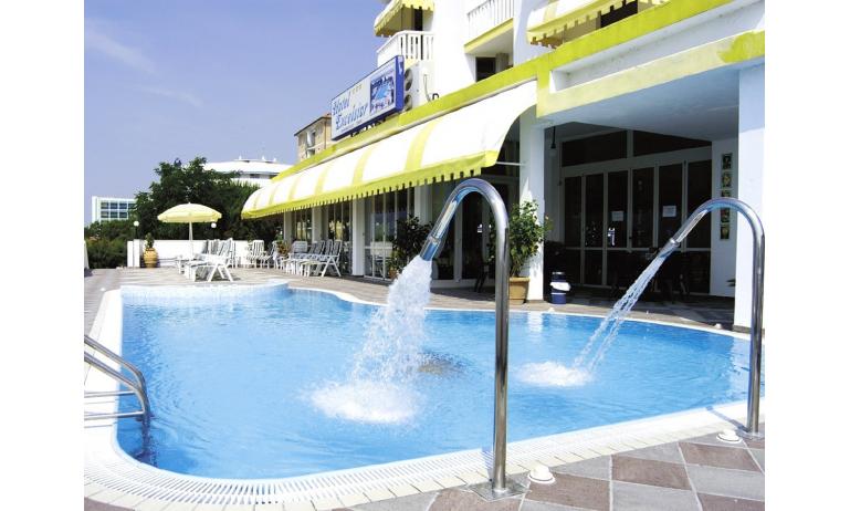 hotel EXCELSIOR: external view with pool