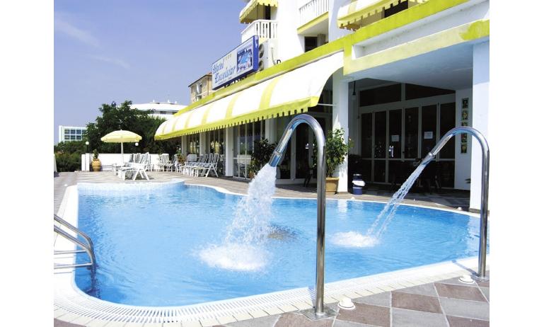 hotel EXCELSIOR: esterno con piscina