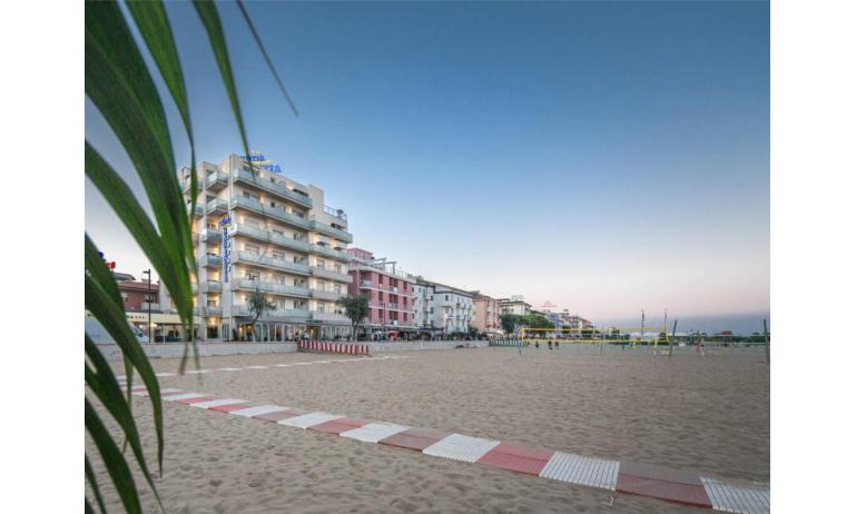 Hotel KARINZIA: Sight der Außenwohnanlage vom Strand