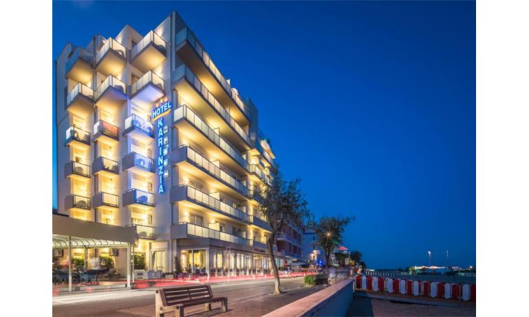 hotel KARINZIA: esterno notturno