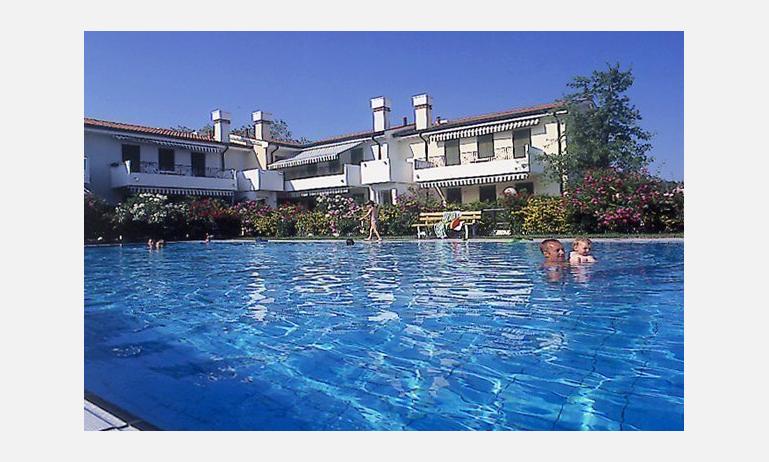 residence LE CONCHIGLIE: esterno con piscina