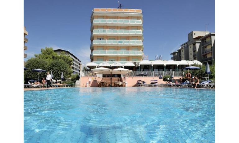 hotel ROYAL: external view with pool