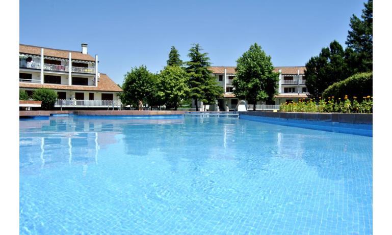 residence SELENIS: esterno con piscina