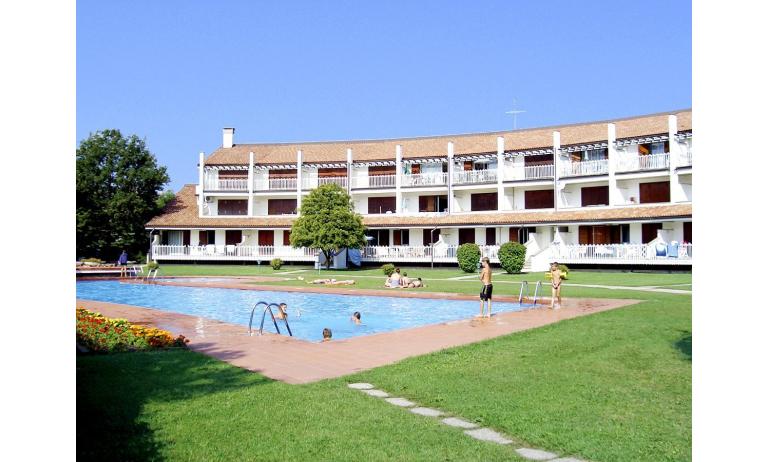 residence SELENIS: esterno con piscina