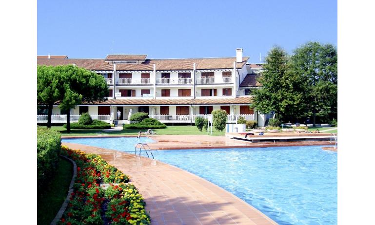 residence SELENIS: esterno con piscina