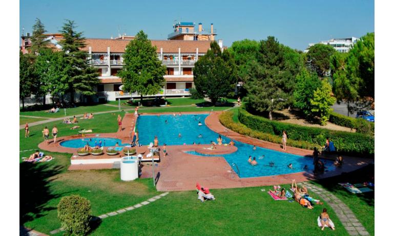 residence SELENIS: esterno con piscina