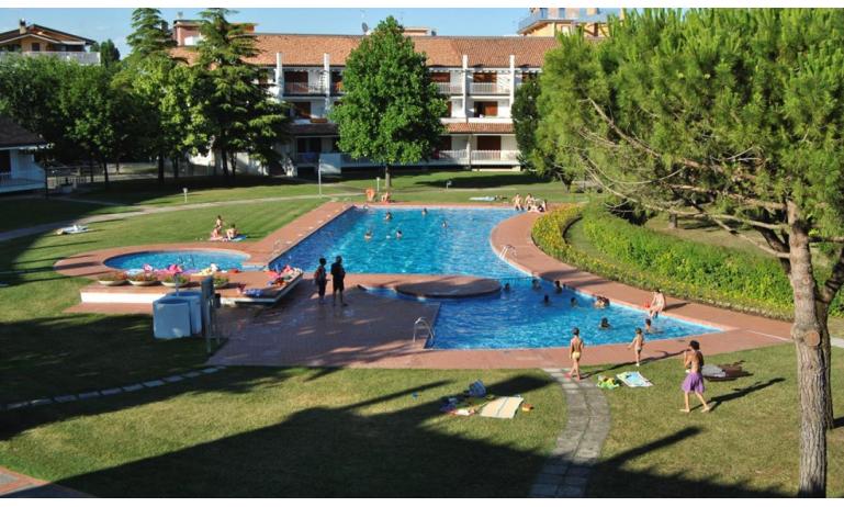 residence SELENIS: esterno con piscina