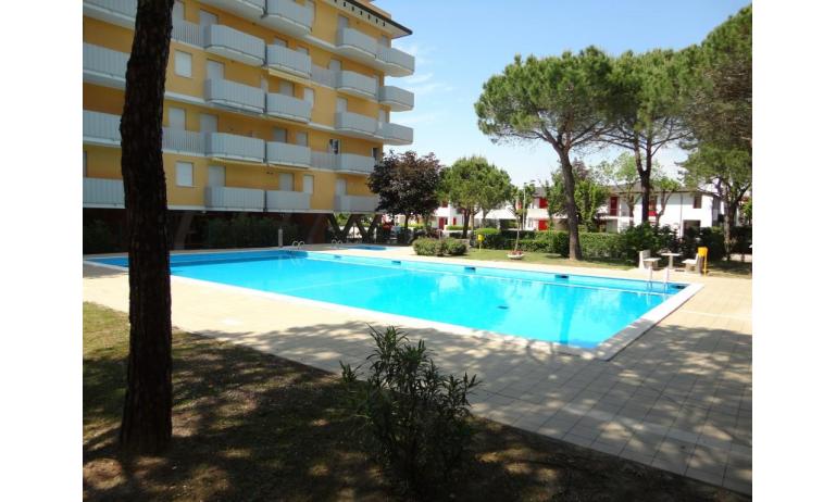 apartments AURORA: external view with pool