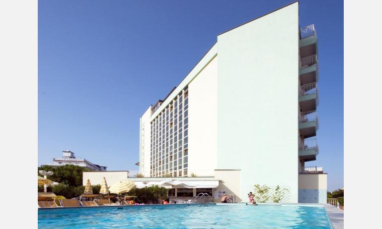 hôtel GARDEN: exterior avec piscine