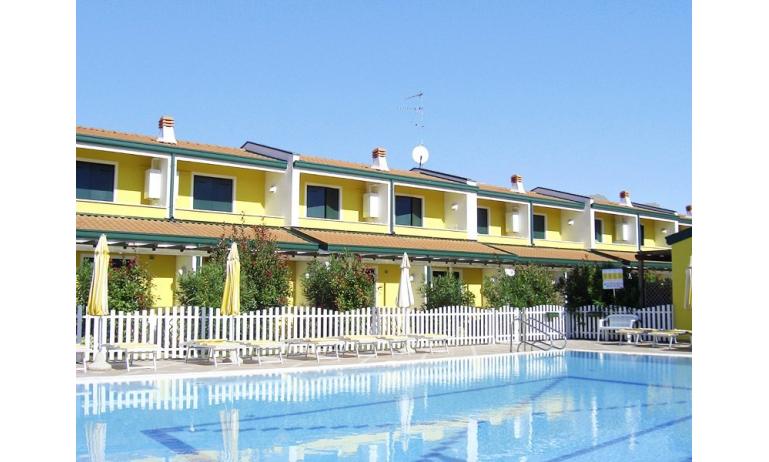 residence MARGHERITA: external view with pool