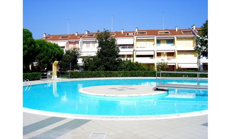 residence RIVIERA: esterno con piscina