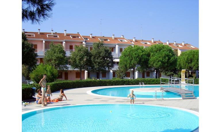 residence RIVIERA: esterno con piscina