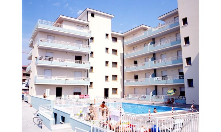 residence LIVENZA: esterno con piscina