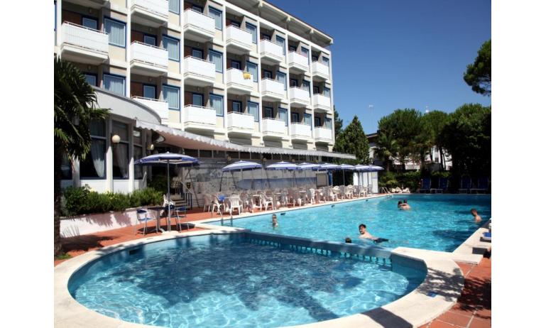 hotel MEDUSA SPLENDID: external view with pool