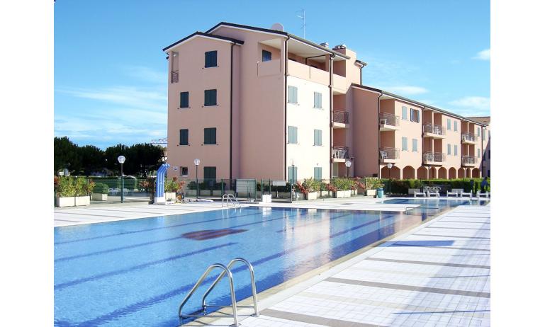 residence ALBATROS: esterno con piscina