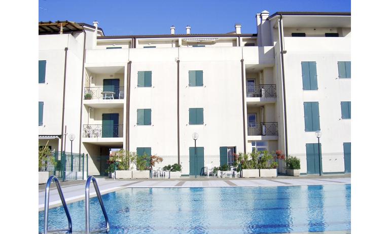 residence ALBATROS: esterno con piscina