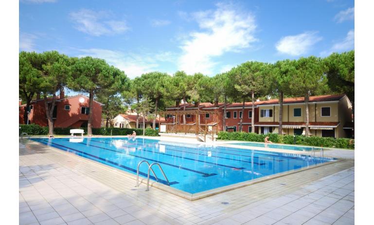 appartamenti VILLAGGIO MICHELANGELO: esterno con piscina