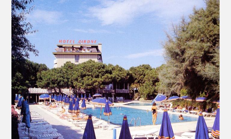 hotel AIRONE: esterno con piscina