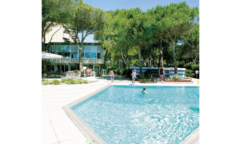 hotel AIRONE: esterno con piscina bambini