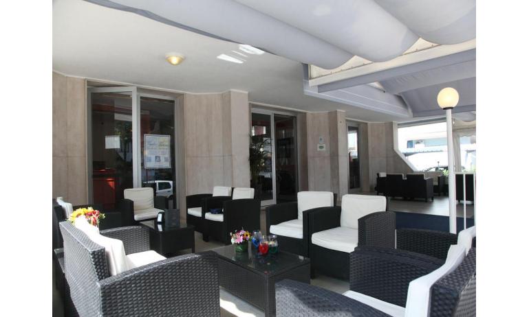 hôtel BETTINA: bar sur terrasse