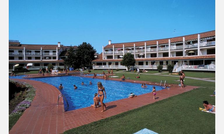 residence VILLAGGIO SELENIS: esterno con piscina