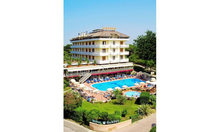 hotel GARDEN: external view with pool